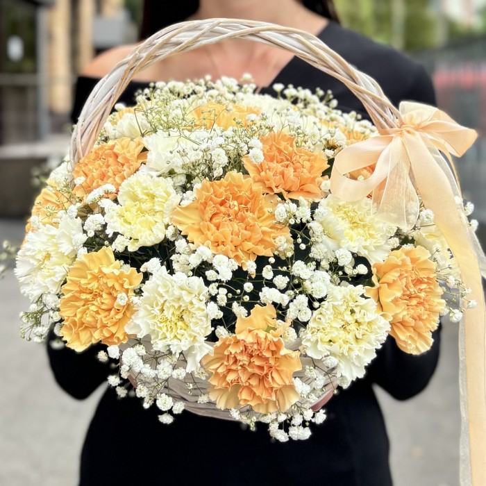 25 персиковых и белых гвоздик в корзине