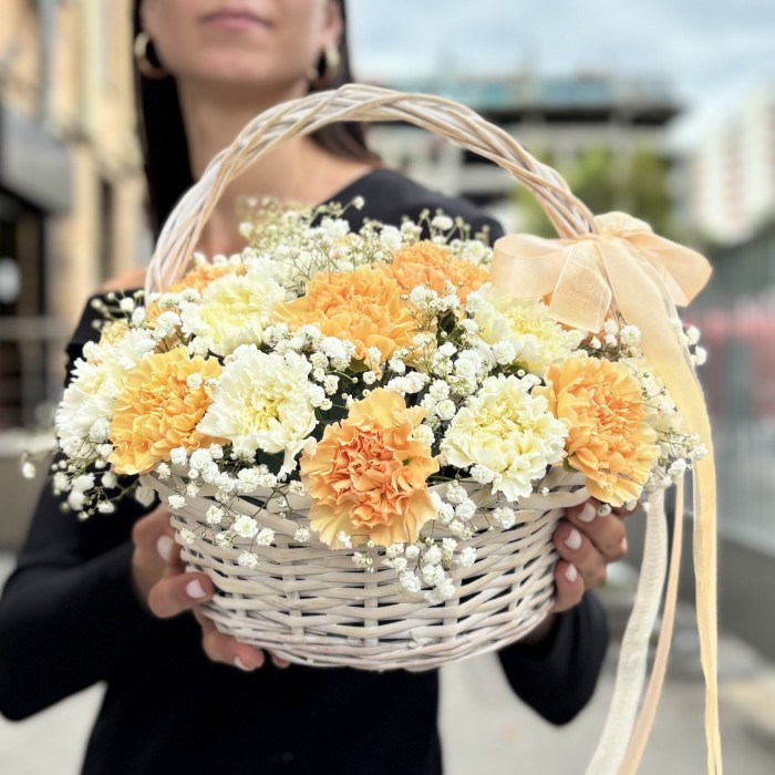 25 персиковых и белых гвоздик в корзине