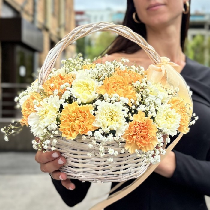 25 персиковых и белых гвоздик в корзине