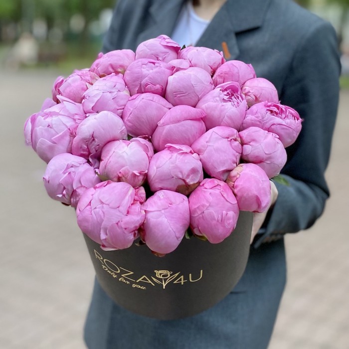 25 малиновых пионов Флеминг в коробке