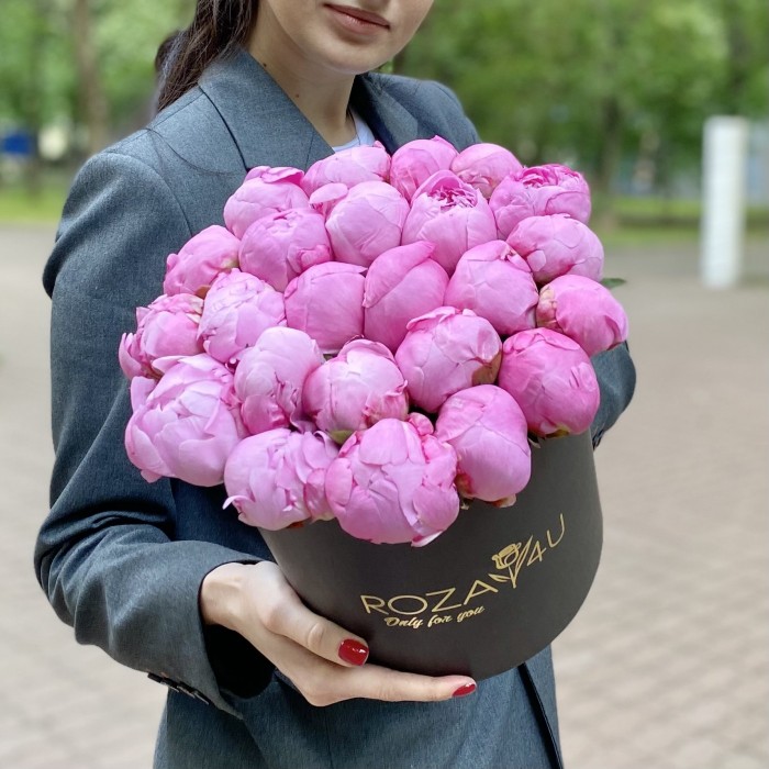 25 малиновых пионов Флеминг в коробке