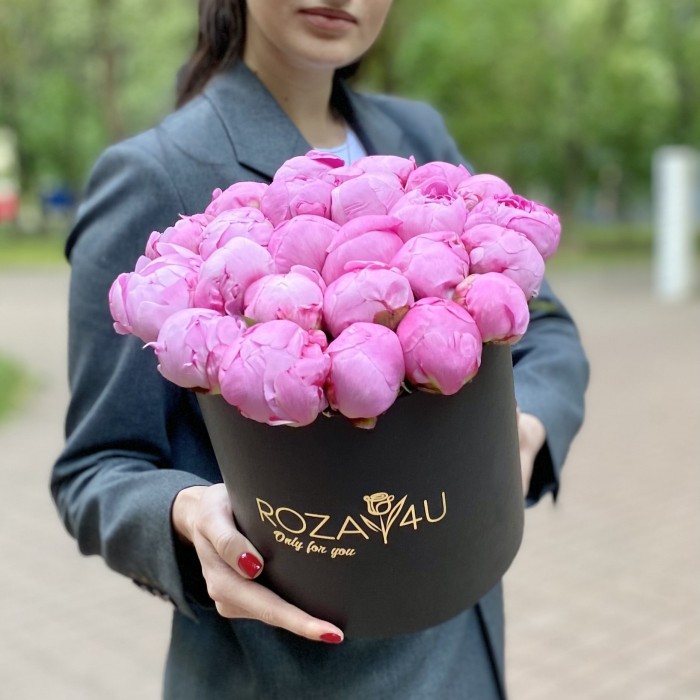 25 малиновых пионов Флеминг в коробке