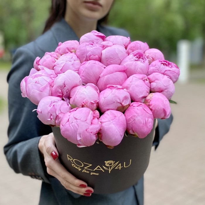 25 малиновых пионов Флеминг в коробке