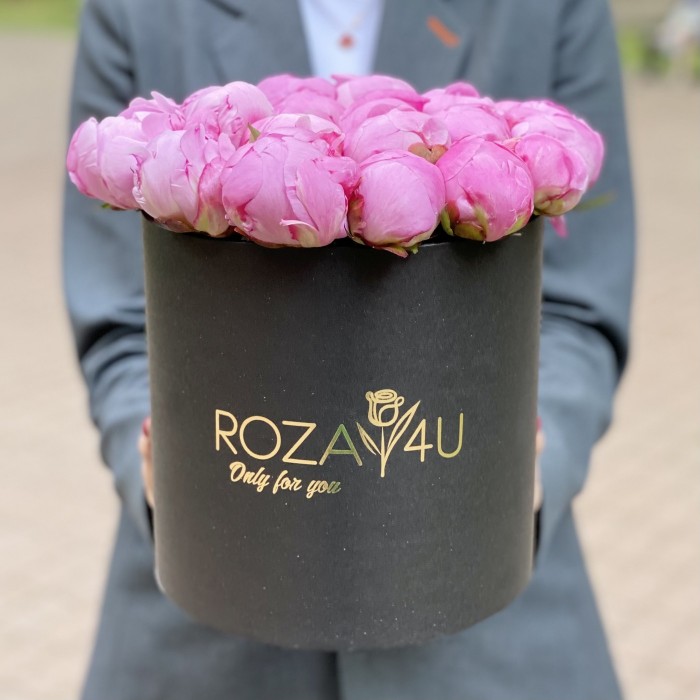 25 малиновых пионов Флеминг в коробке