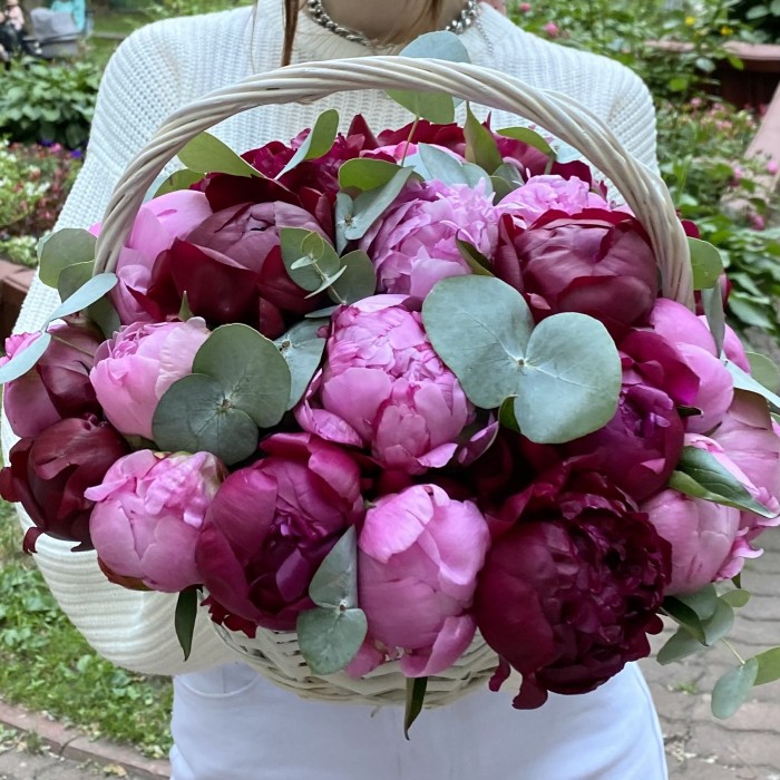 25 пионов Флеминг и Канзас в корзине