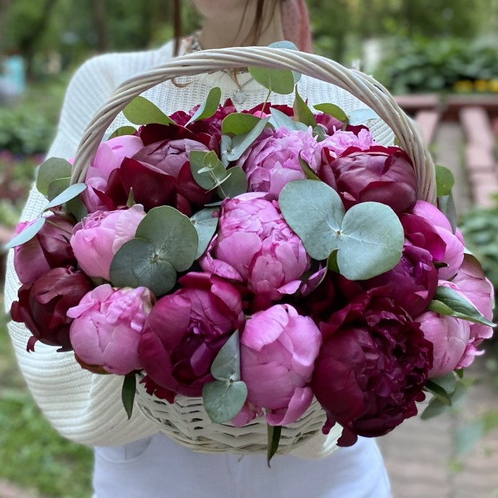 25 пионов Флеминг и Канзас в корзине