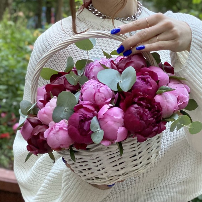 25 пионов Флеминг и Канзас в корзине