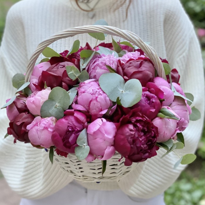 25 пионов Флеминг и Канзас в корзине