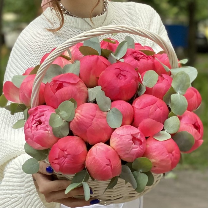 25 пионов Корал в корзине с эвкалиптом