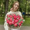 25 пионов Корал в корзине с эвкалиптом