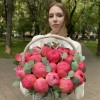 25 пионов Корал в корзине с эвкалиптом