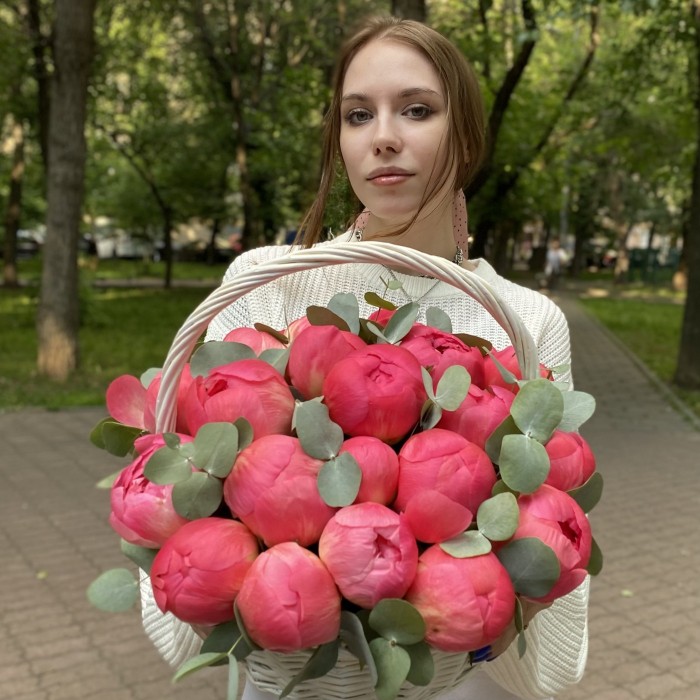 25 пионов Корал в корзине с эвкалиптом