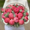 25 пионов Корал в корзине с эвкалиптом