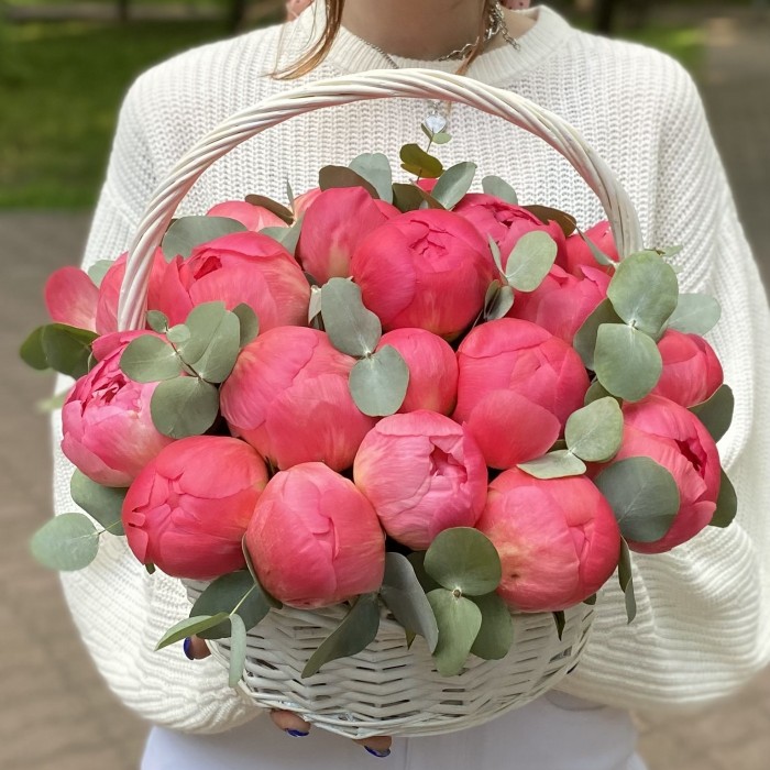 25 пионов Корал в корзине с эвкалиптом