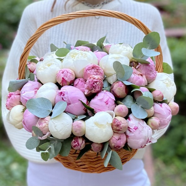 25 пионов с эвкалиптом в корзине