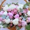 25 пионов с эвкалиптом в корзине