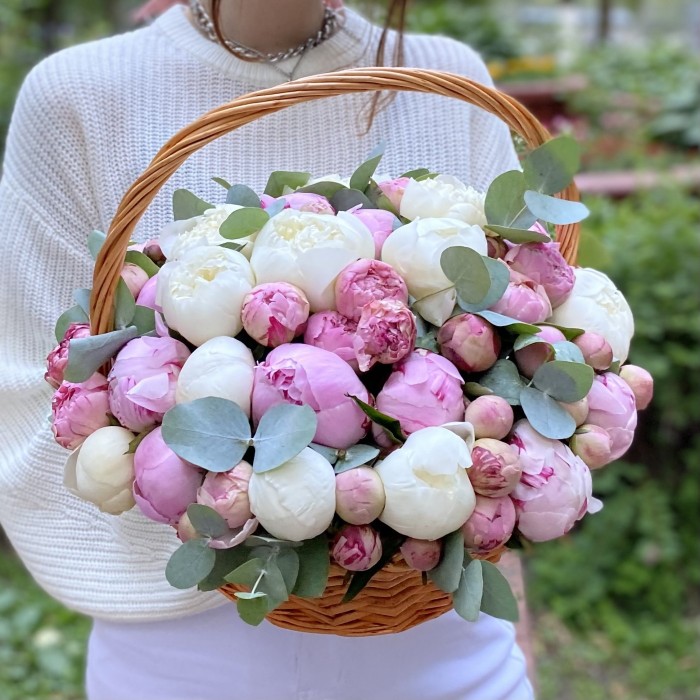 25 пионов с эвкалиптом в корзине