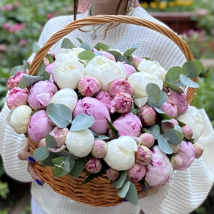 25 пионов с эвкалиптом в корзине