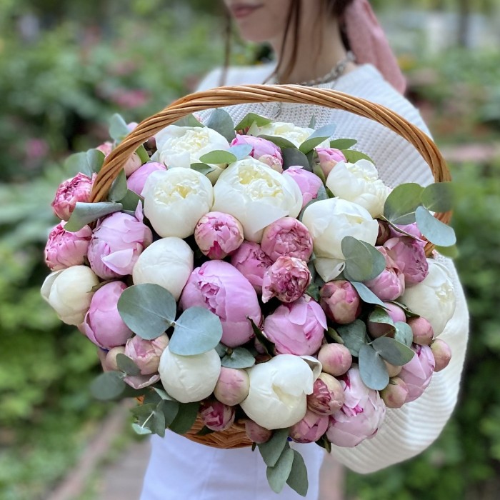 25 пионов с эвкалиптом в корзине