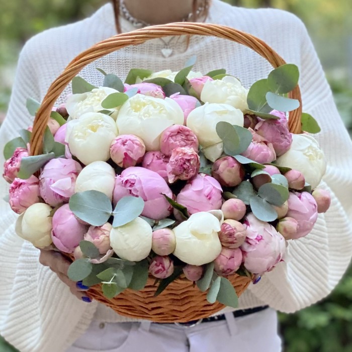 25 пионов с эвкалиптом в корзине