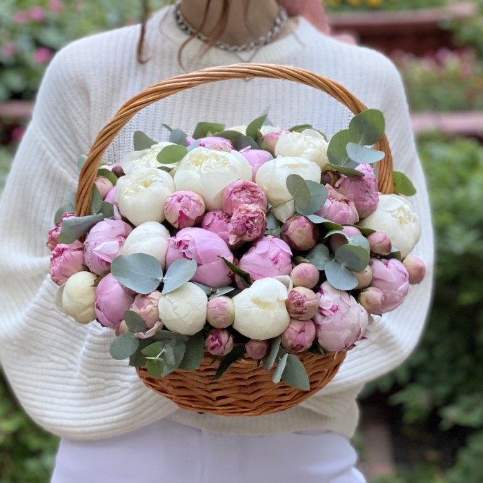 25 пионов с эвкалиптом в корзине