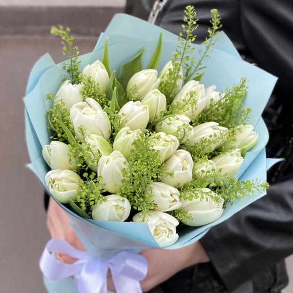25 пионовидных белых тюльпанов с гринбеллом в упаковке