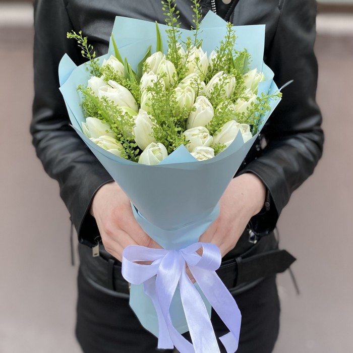 25 пионовидных белых тюльпанов с гринбеллом в упаковке