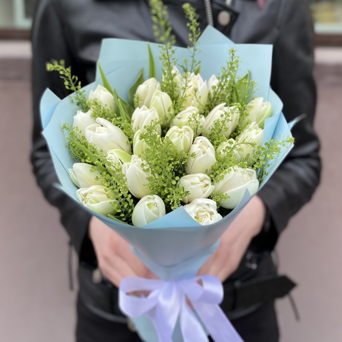 25 пионовидных белых тюльпанов с гринбеллом в упаковке