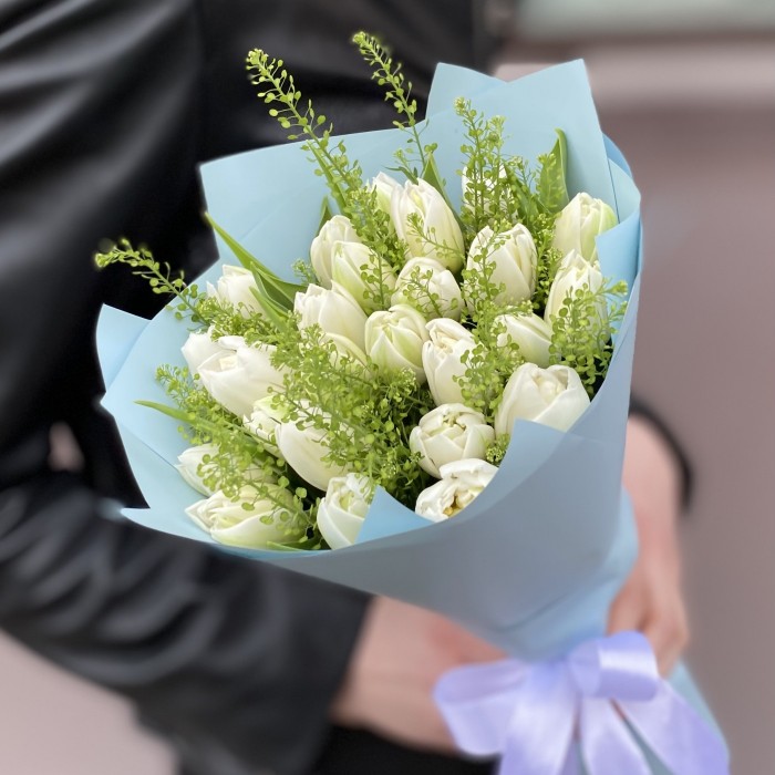 25 пионовидных белых тюльпанов с гринбеллом в упаковке