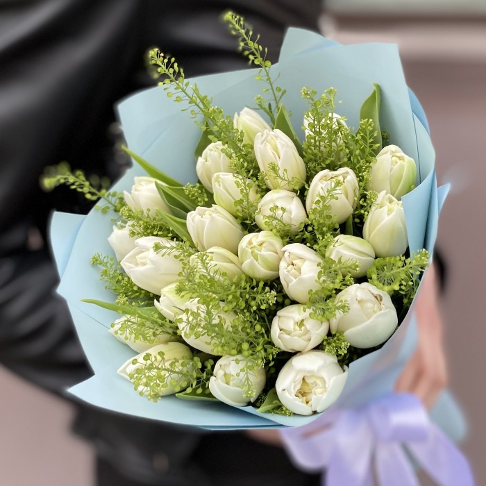 25 пионовидных белых тюльпанов с гринбеллом в упаковке
