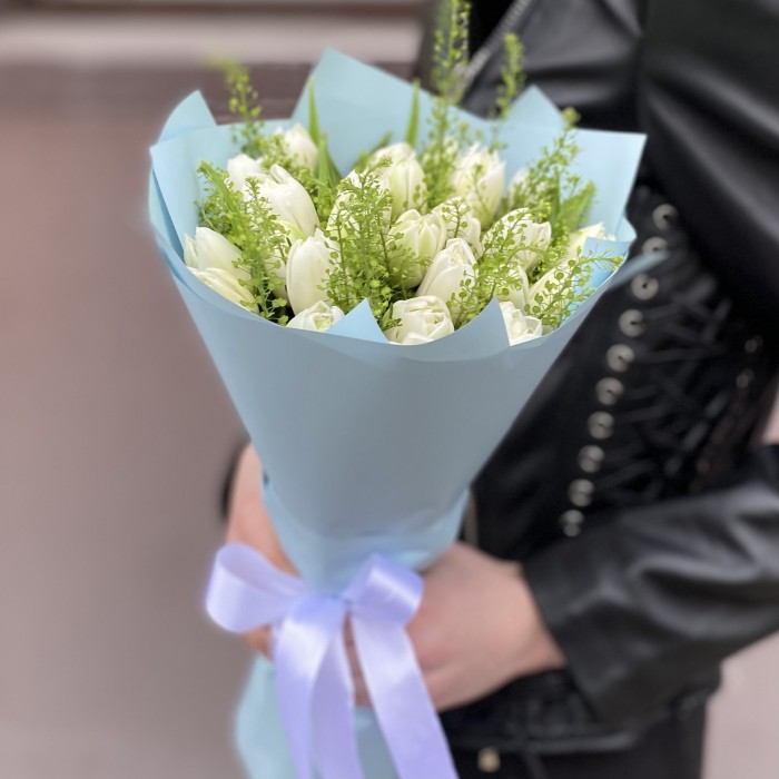 25 пионовидных белых тюльпанов с гринбеллом в упаковке