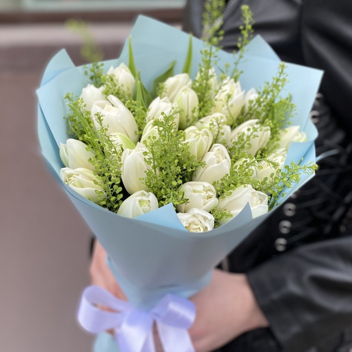 25 пионовидных белых тюльпанов с гринбеллом в упаковке