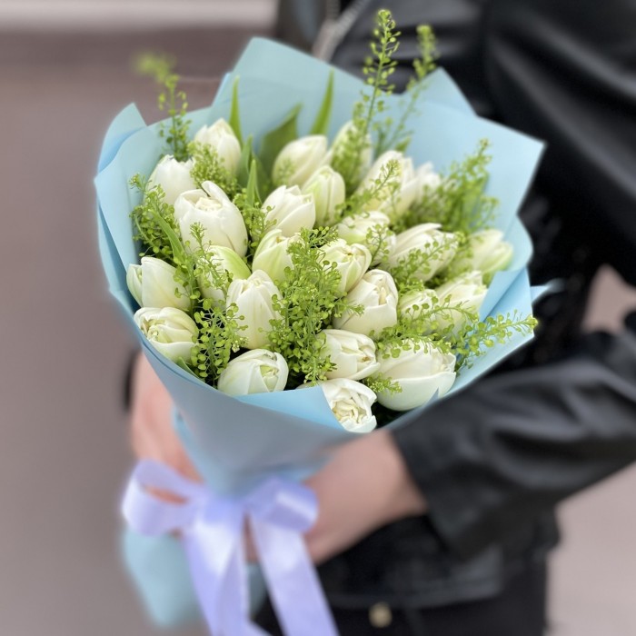 25 пионовидных белых тюльпанов с гринбеллом в упаковке