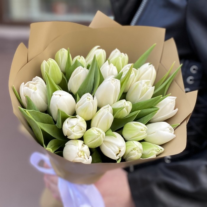 25 пионовидных белых тюльпанов в упаковке