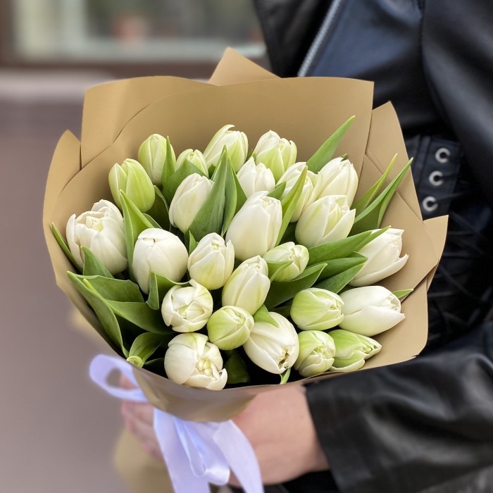 25 пионовидных белых тюльпанов в упаковке