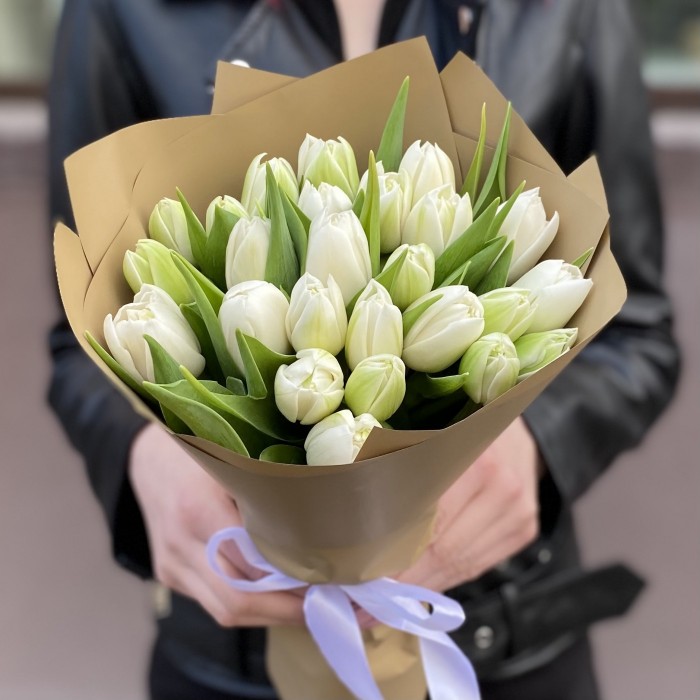 25 пионовидных белых тюльпанов в упаковке