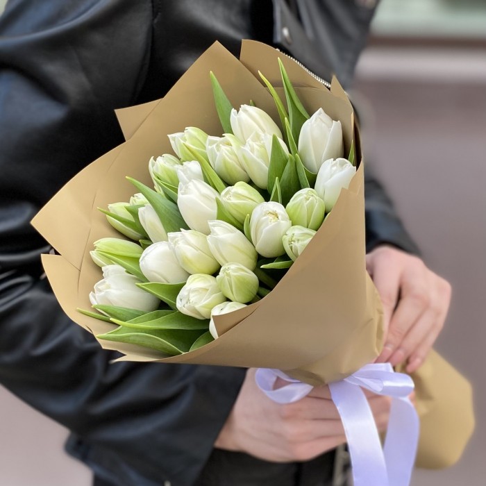 25 пионовидных белых тюльпанов в упаковке