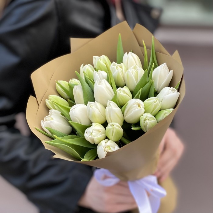 25 пионовидных белых тюльпанов в упаковке