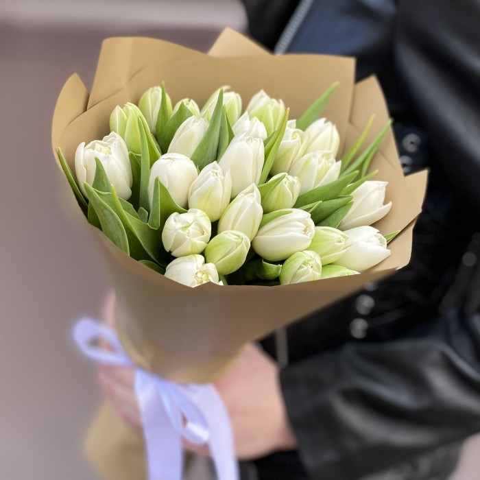25 пионовидных белых тюльпанов в упаковке