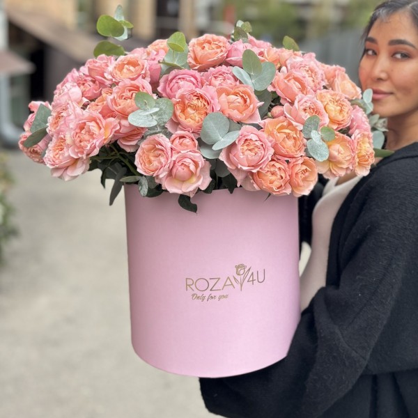 25 пионовидных кустовых роз Джульетта в коробке