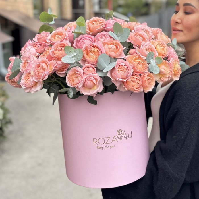 25 пионовидных кустовых роз Джульетта в коробке