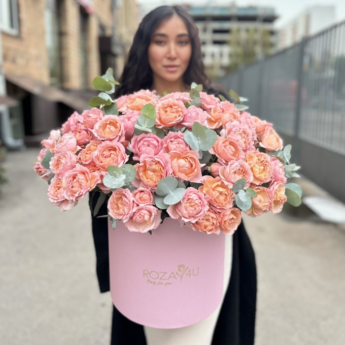 25 пионовидных кустовых роз Джульетта в коробке