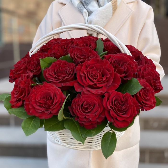 25 пионовидных роз Хартс  в корзине