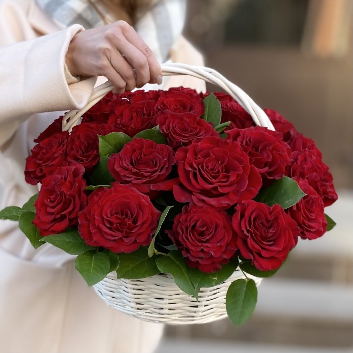 25 пионовидных роз Хартс  в корзине