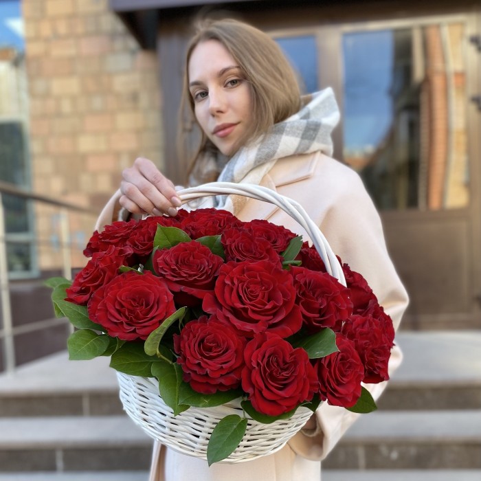 25 пионовидных роз Хартс  в корзине