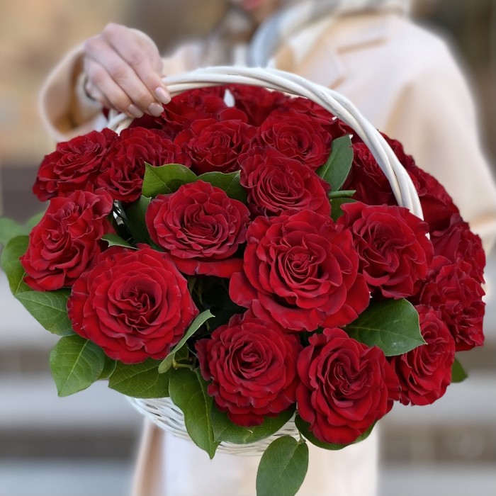 25 пионовидных роз Хартс  в корзине