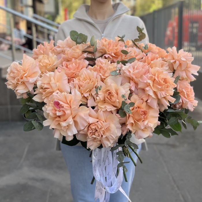 25 пышных абрикосовых роз Принцес Краун с эвкалиптом