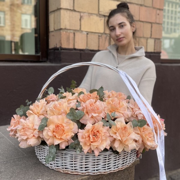 25 пышных абрикосовых роз Принцес Краун с эвкалиптом в корзине