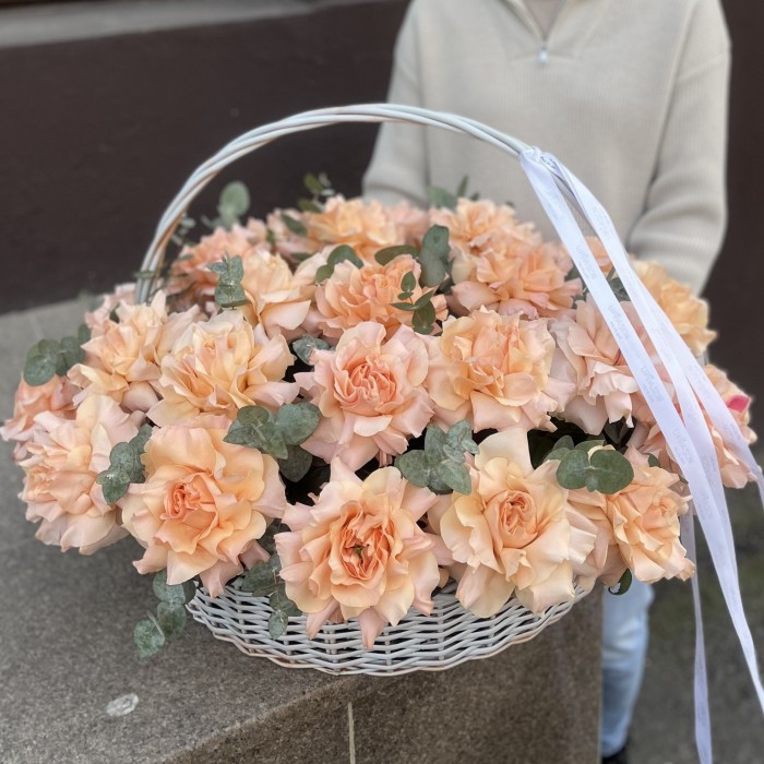25 пышных абрикосовых роз Принцес Краун с эвкалиптом в корзине