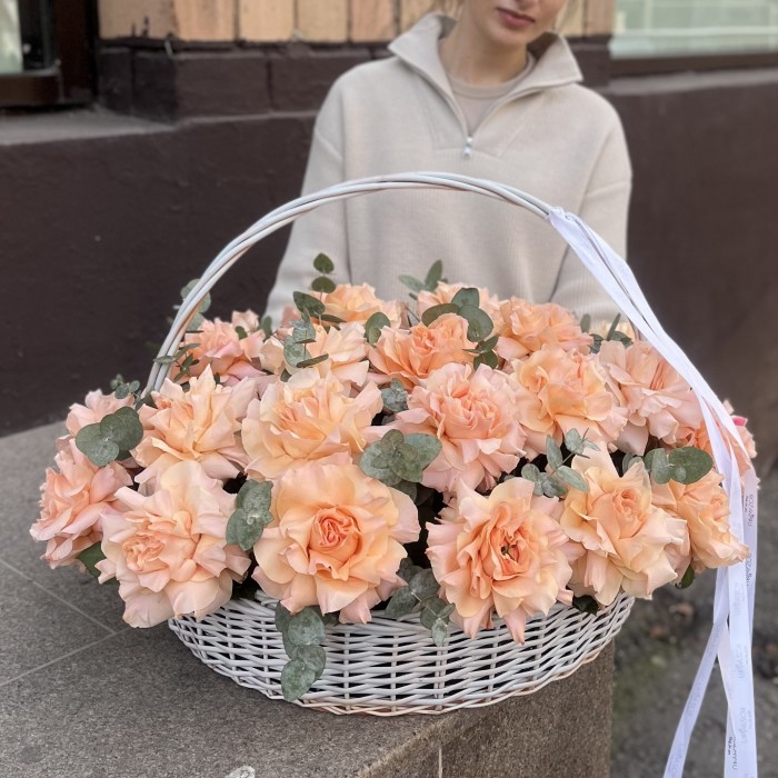 25 пышных абрикосовых роз Принцес Краун с эвкалиптом в корзине